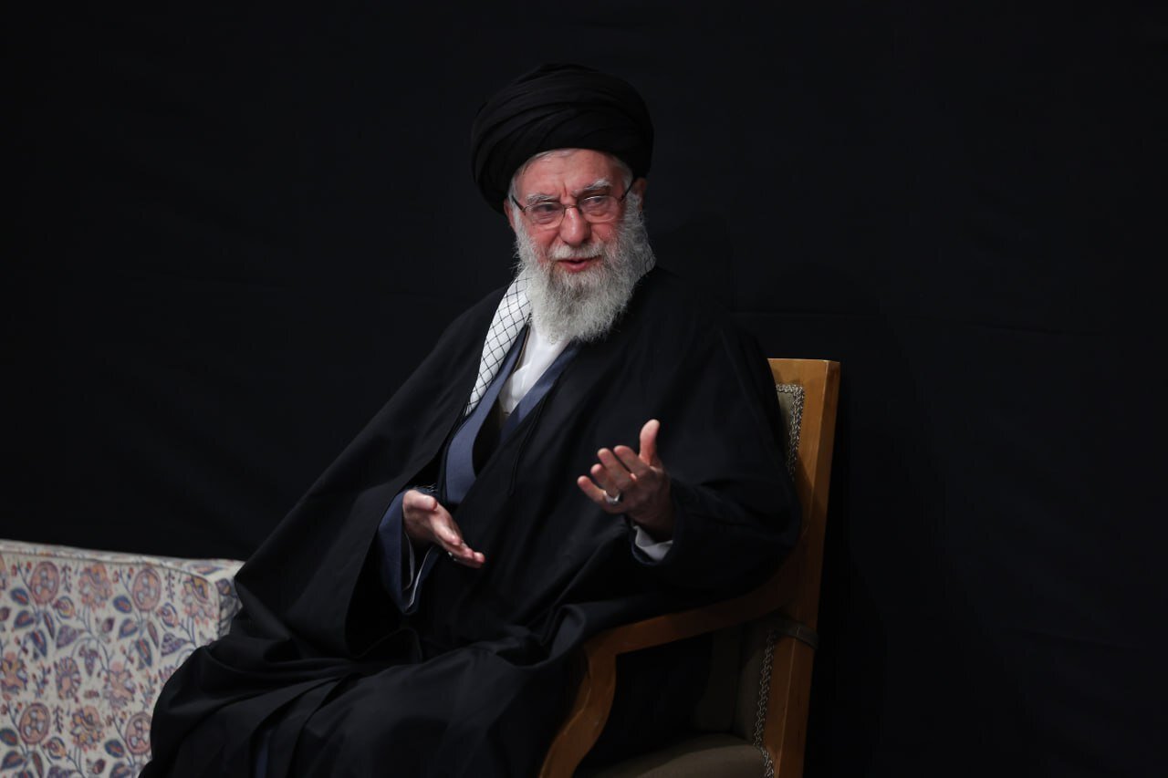 تصاویر خاص از رهبرانقلاب در اولین شب از ایام شهادت حضرت زهرا(س) + عکس تصاویر خاص از رهبرانقلاب در اولین شب از ایام شهادت حضرت زهرا(س) + عکس